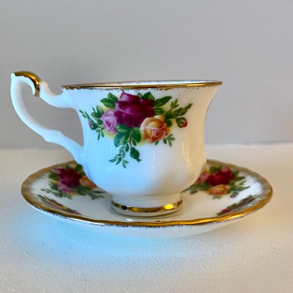 Royal Albert Old Country Roses Le Petite Teacup and Saucer - Picture 1 of 5